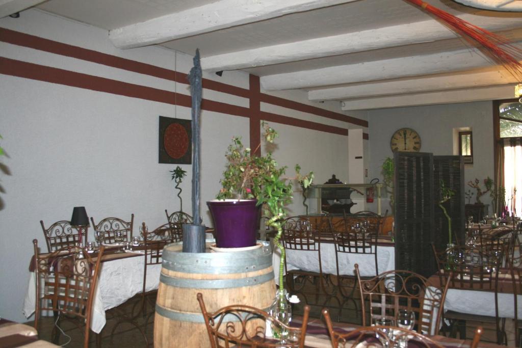Auberge Du Chateau Margon  Exteriör bild