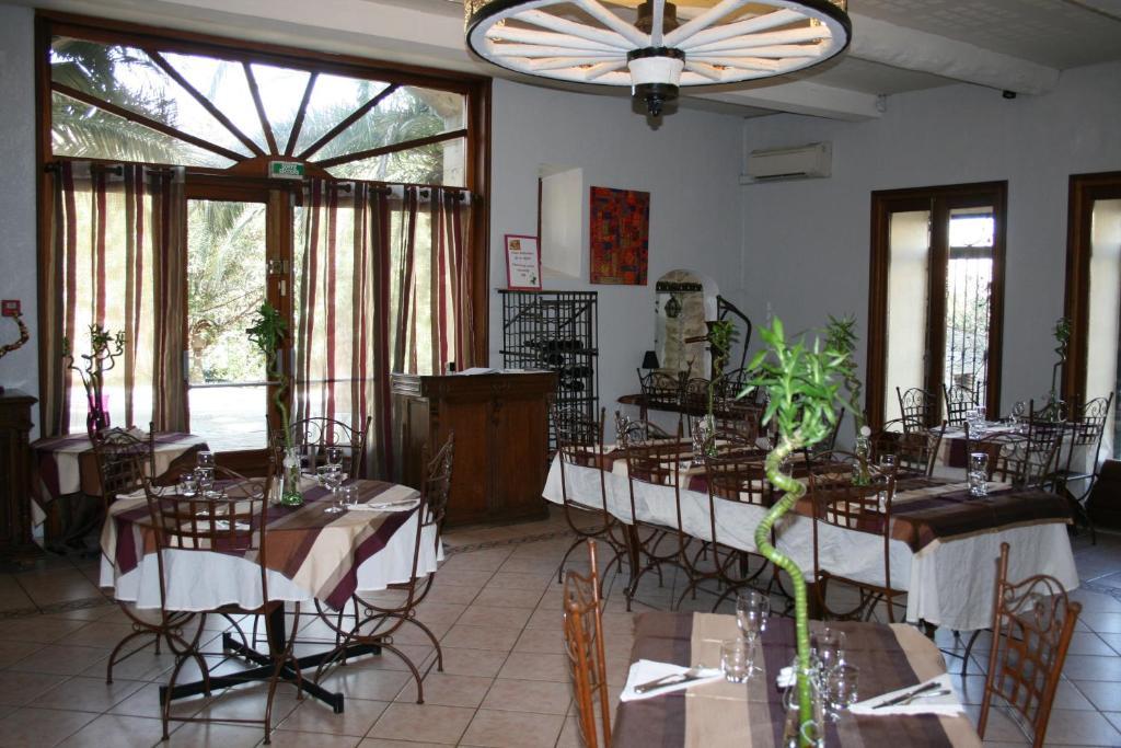 Auberge Du Chateau Margon  Exteriör bild